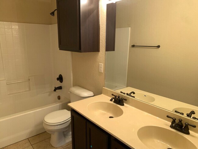 Building Photo - 3/2.5/2 in Creekside Crossing / 2 Stories ...