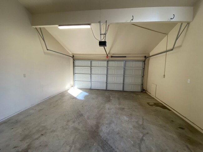Building Photo - Two bedroom condo in Gated Community with ...