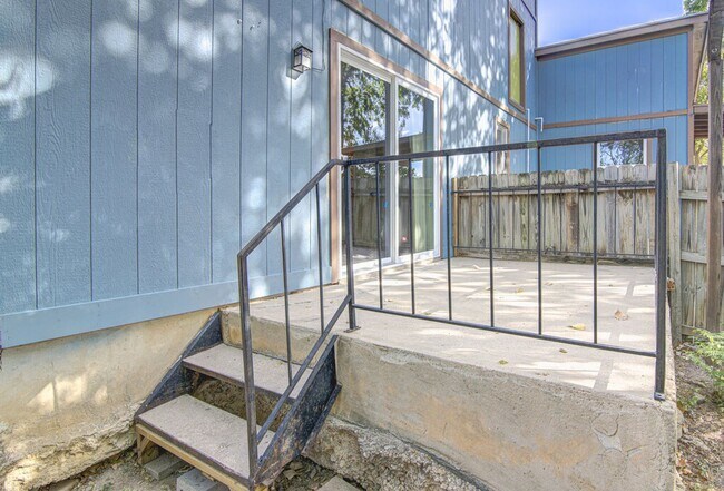 Building Photo - 1807 Briar Hill Dr