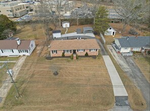 Building Photo - Charming 3/1.5 ranch style house!
