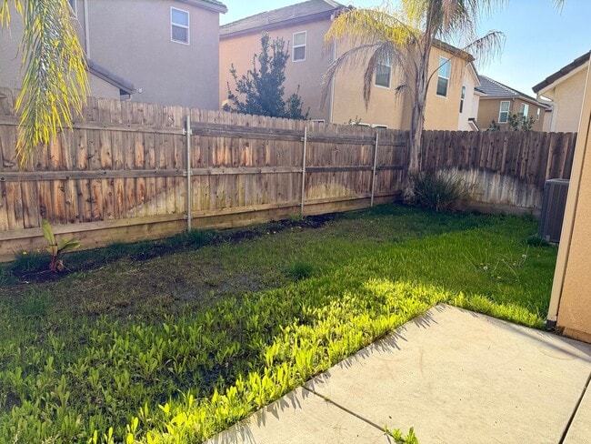 Building Photo - Beautiful 3/2.5 near Clovis East