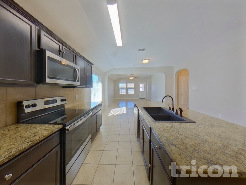 Building Photo - 1104 Autumnwood Dr