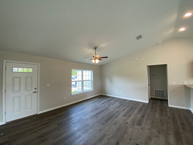 Building Photo - Silver Springs Shores - Welcome Home