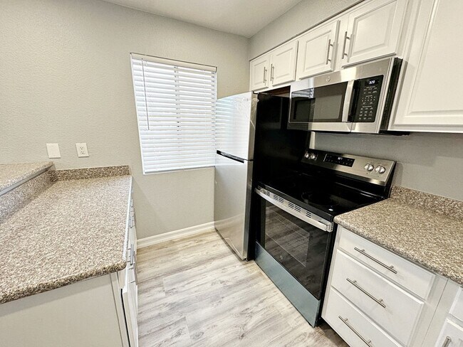 Building Photo - 2 BEDROOM 2 BATH FULLY REMODELED CONDO IN GUARD GATED COMMUNITY