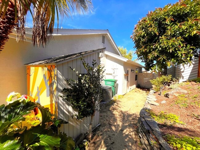 Building Photo - Most Charming Home in La Costa