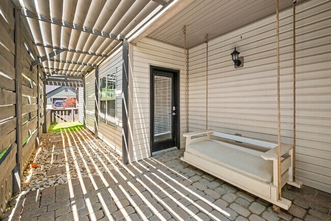 Building Photo - 1514 NE Young Ave