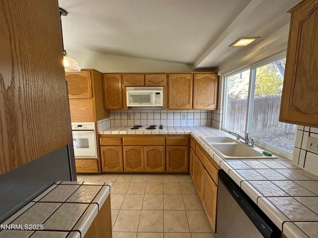 Building Photo - 835 Singingwood Dr