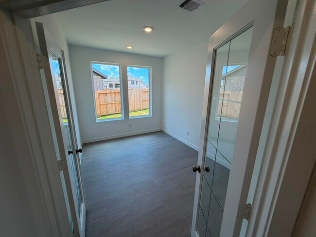 Building Photo - 2847 Gdn Mdw St