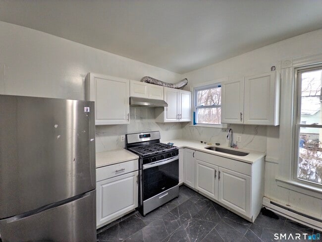 Building Photo - 64 Wood St