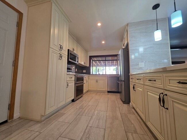 Building Photo - 3 Bedroom Home for Rent with RV Parking, Rock Views & Large Lot