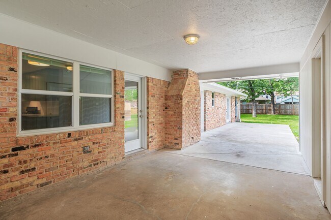 Building Photo - 25802 Maplewood Dr