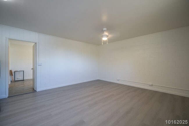 Building Photo - Immaculate, Renovated 1BR/1BA/1 compact pk...