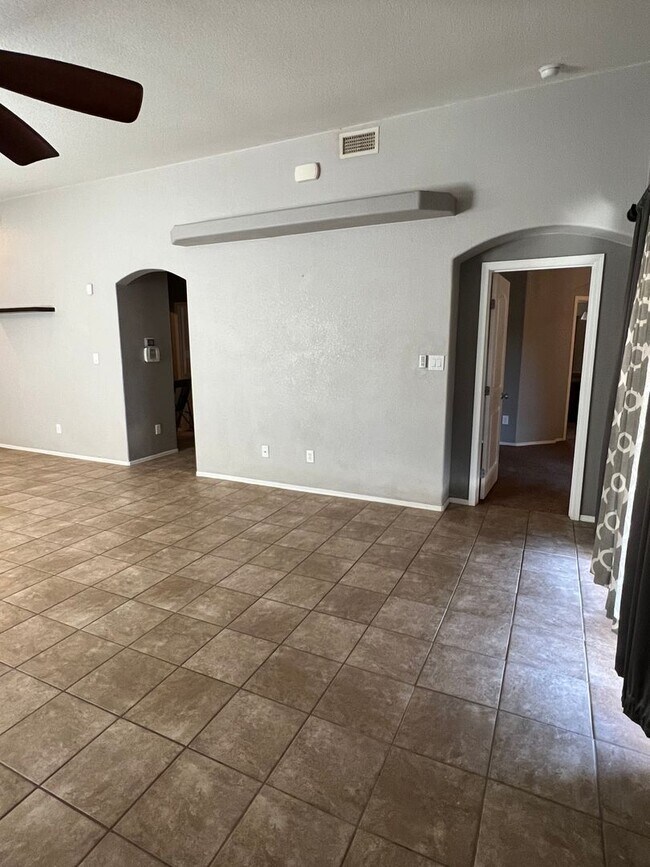 Building Photo - 3 BEDROOM HOME IN ARABY CROSSING!