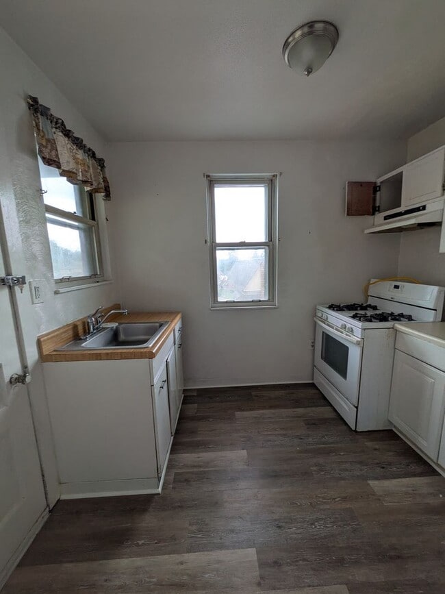Building Photo - 2 bed 1 bath home with large living room a...