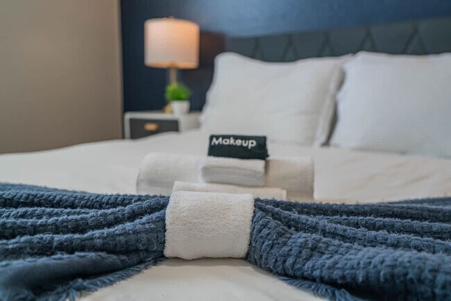 Building Photo - 1275 E University Dr