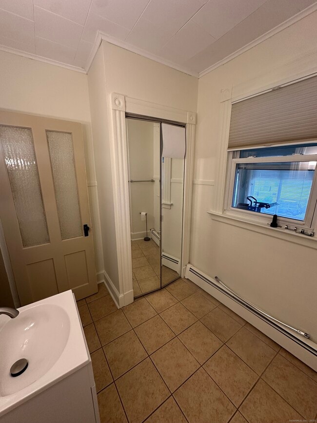 Building Photo - 421 Main St