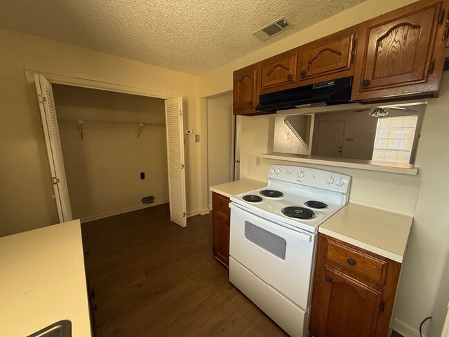 Building Photo - 2BD 2.5BA CONDO WITH WATER INCLUDED