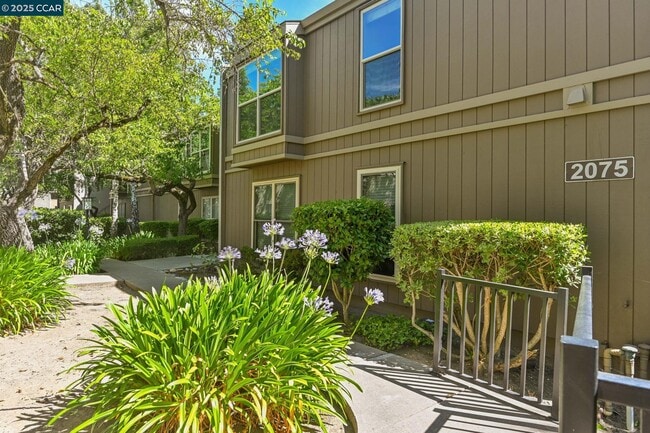 Primary Photo - 2075 Ascot Dr