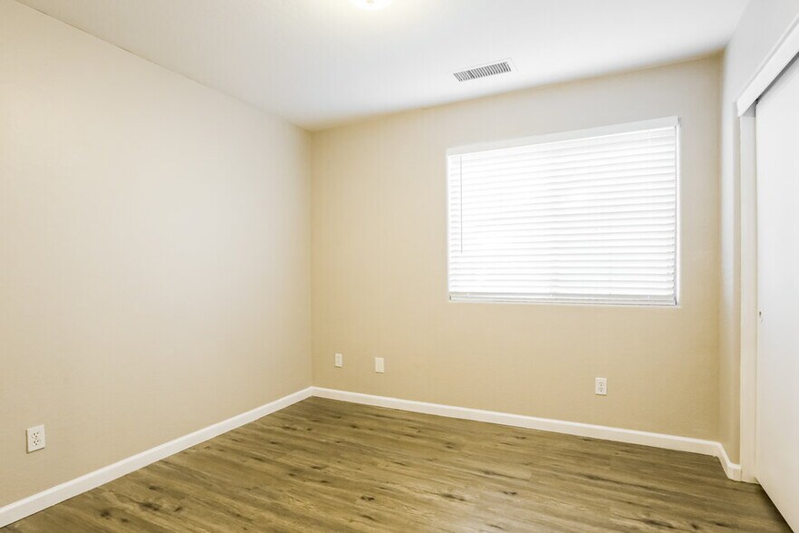 Building Photo - 8411 W Lewis Ave