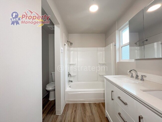 Building Photo - 1030 E Floral Ln