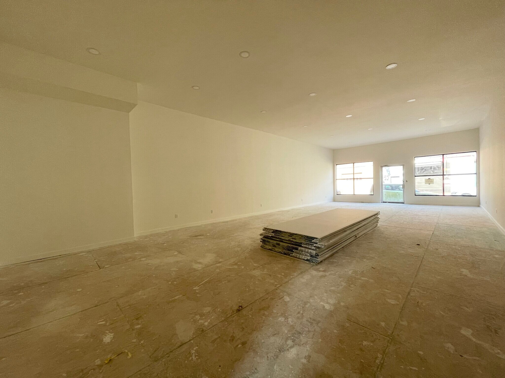 Building Photo - 911 E 5th St