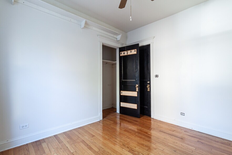 Building Photo - 910 W Belle Plaine Ave