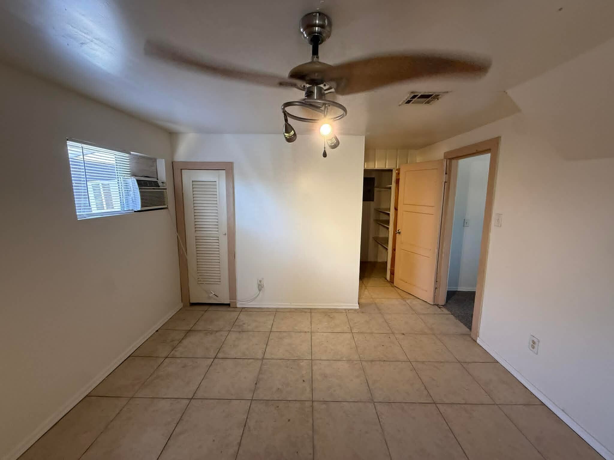 Building Photo - 1137 E Adelaide Dr