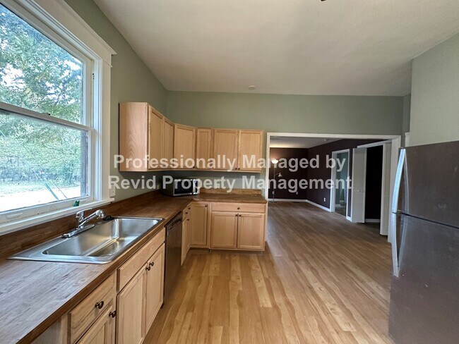 Building Photo - Updated 3 bedroom 3 bathroom home in Coope...