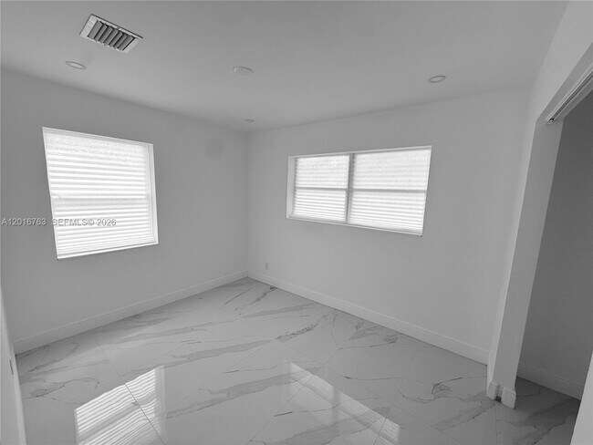 Building Photo - 1606 NW 12th Ave