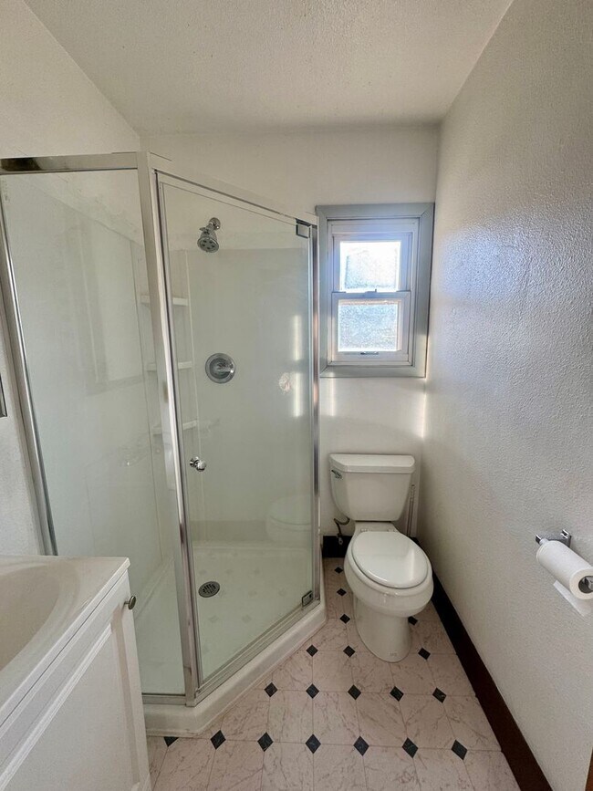 Building Photo - Cave Ave