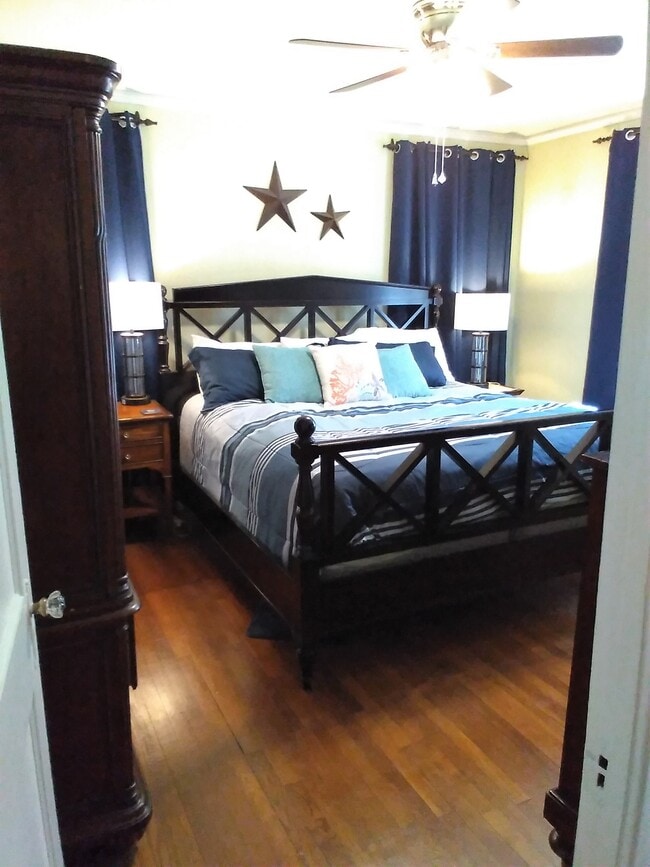 Building Photo - 707 Columbus Dr