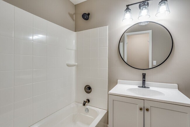 Building Photo - Perfect 2 Bed 1 Bath