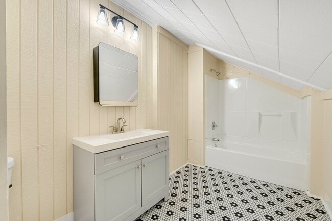 Building Photo - Newly renovated one bedroom available for a move in right away!