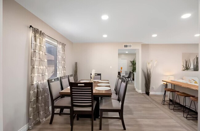 Building Photo - 5747 N 48th Ln