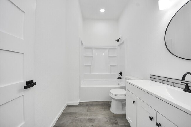 Building Photo - 605 E Murrill St