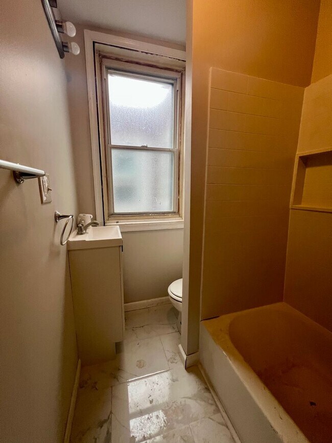 Building Photo - Newly Renovated 3-Bedroom Townhome! Available NOW!