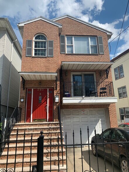Building Photo - 240 Baldwin Ave