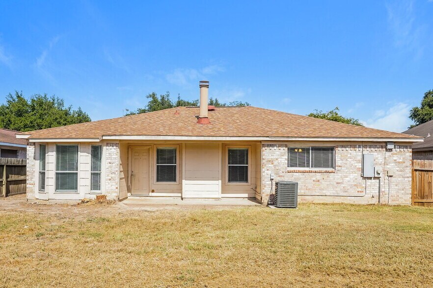 Building Photo - 2515 Village Cir Dr