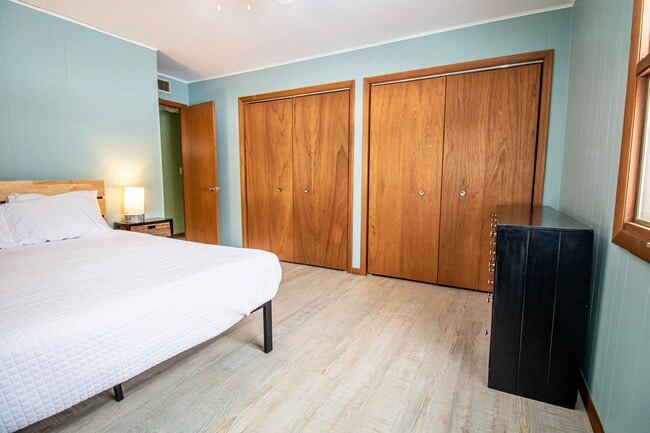 Building Photo - Charming Lakefront Home on Lake Skegemog – Off-Season Rental