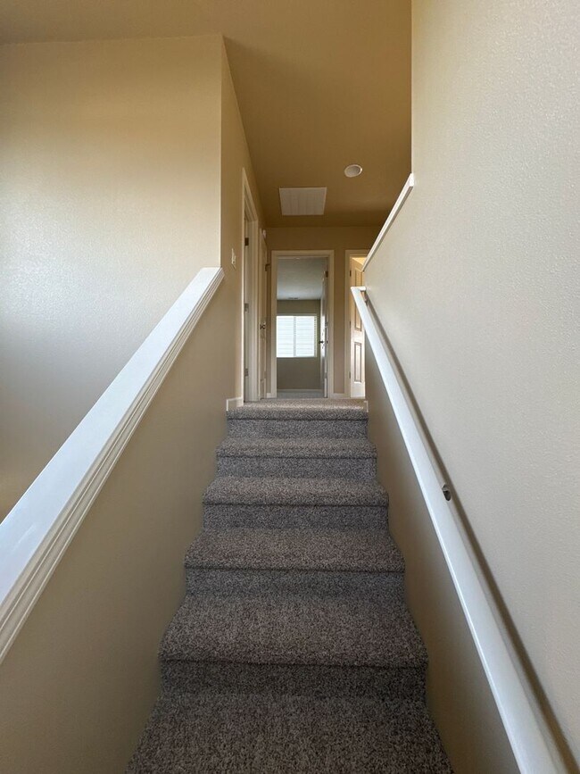 Building Photo - ? Beautiful 4-Bed, 3-Bath North Albany Hom...