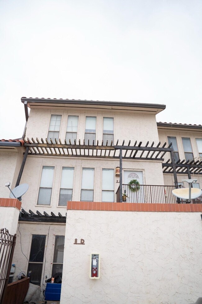 Building Photo - 101 W Del Mar Blvd