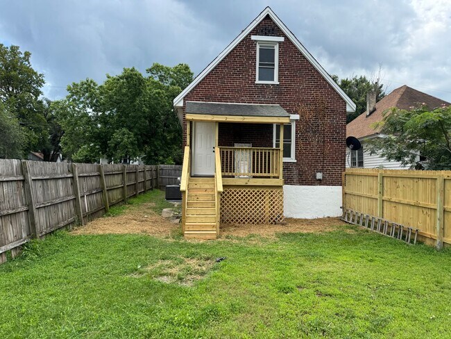 Building Photo - Newly updated 3 bedroom 1 bath with hardwo...