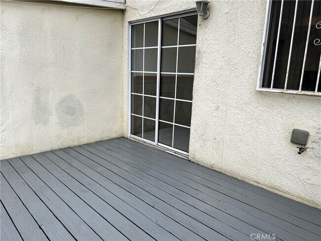 Building Photo - 609 Camulos St