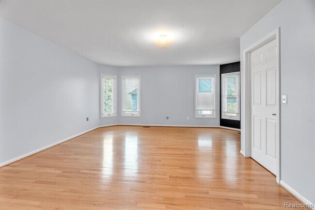 Building Photo - 6573 Poppleton Rd