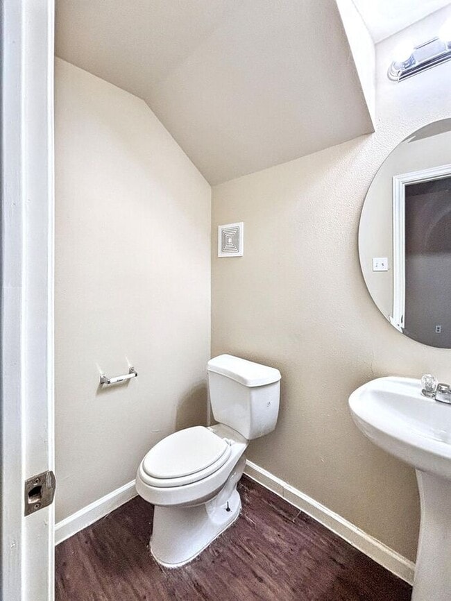 Building Photo - Comfortable 4-Bedroom Condo in Houston's O...