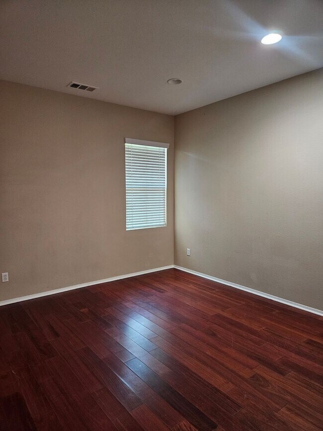 Building Photo - 5 BEDROOM OAK HILLS / HESPERIA HOME