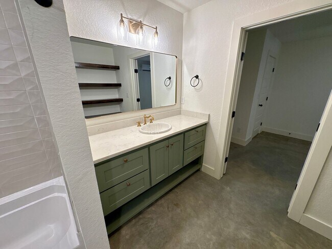 Building Photo - MTR2a-4