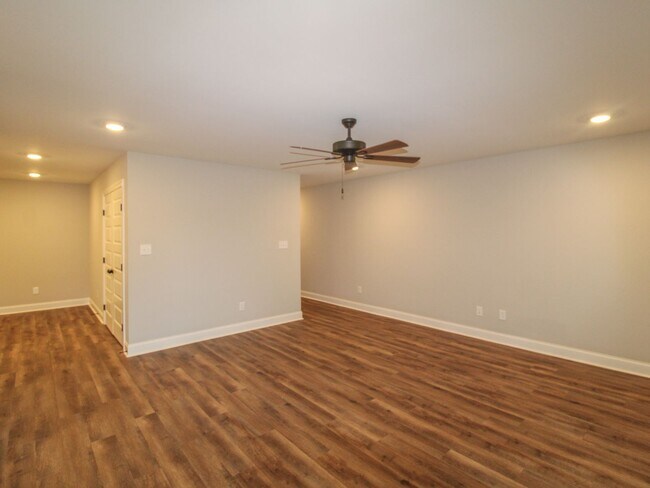 Building Photo - 4 BR - 3 Baths -  Cable, Internet & Lawn-care and Pest Control Included!