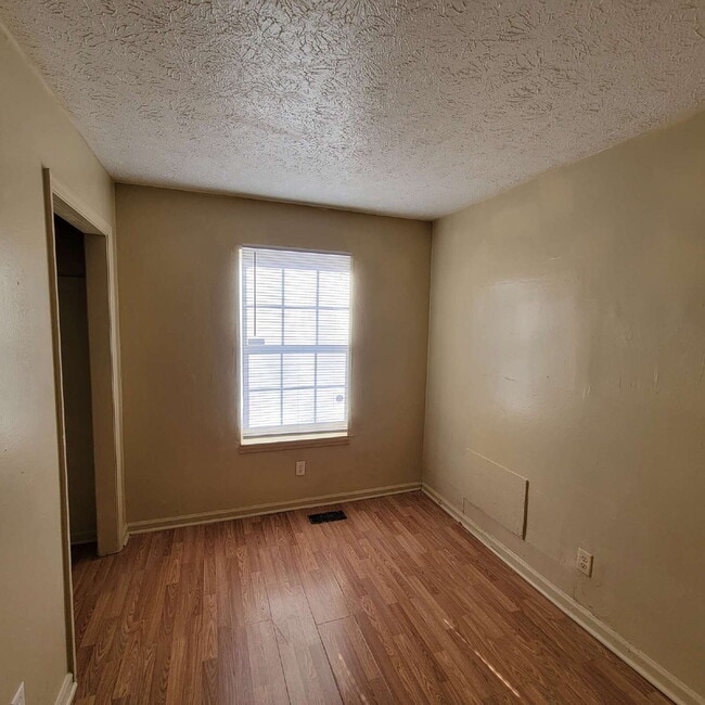 Building Photo - East side 4 Bedroom