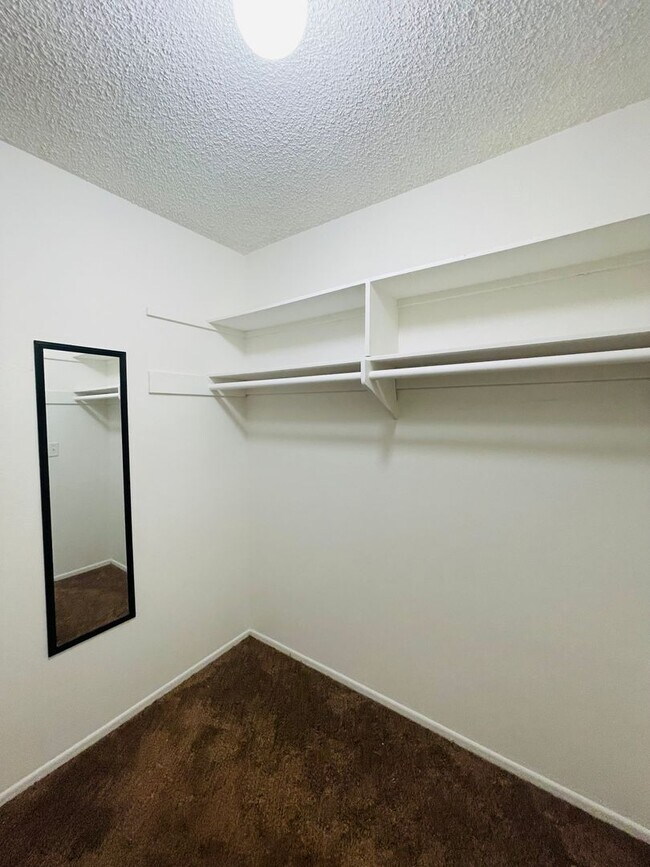 Building Photo - Spacious 2-bedroom, 2-bathroom condo featu...